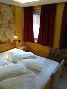 - 2 lits jumeaux dans une chambre avec fenêtre dans l'établissement casa claudio-APPARTAMENTI IN CENTRO, à Campitello di Fassa