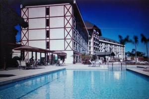 a large swimming pool in front of a building at Apart Hotel Pedra Azul in Pedra Azul
