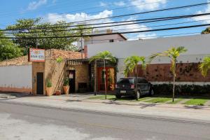 um carro estacionado fora de um edifício numa rua em Flat Vila Aju em Aracaju