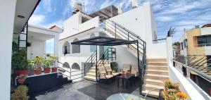 Un balcón de una casa con escaleras y una mesa en La Casa de Ana - Peru, en Arequipa