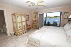 1 dormitorio con cama grande y ventana grande en Watercolours en Mount Pleasant