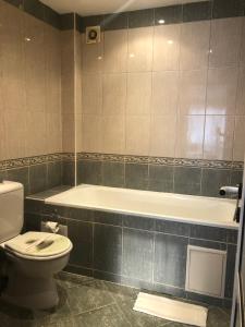 Et badeværelse på Family Hotel Vaso + 19 billeder