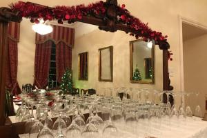 Inch Schoolhouse - Event Residence في Crossgar: طاولة طويلة مع كؤوس النبيذ أمام المرآة