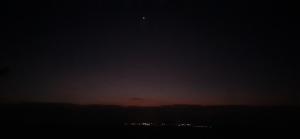 - une vue sur le ciel la nuit avec la lune dans l'établissement Hotel Campestre Luna Roja, à Puerto López