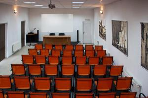 una sala de conferencias con sillas naranjas y una mesa en Pantagruel, en Kremenchuk