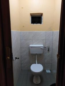 bagno con servizi igienici e finestra. di Homestay Teratak Umi Klang a Klang