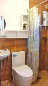 Ванная комната в Mireya's Studio Condo at Goshen Towers - Session Road