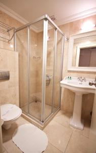 A bathroom at Hotel Evsen