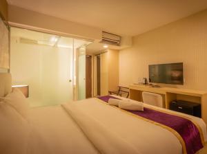 A bed or beds in a room at Royce Hotel Kuala Lumpur Sentral
