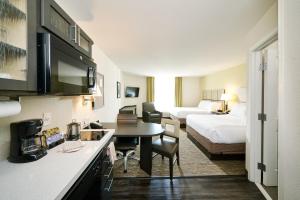 ein Hotelzimmer mit einer Küche und einem Schlafzimmer in der Unterkunft Candlewood Suites Washington North, an IHG Hotel in Washington