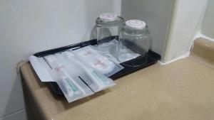 un recipiente de plástico con cepillos de dientes en una nevera en Red Rock Hotel Penang en George Town