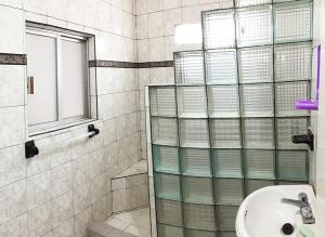 een badkamer met een wastafel en een raam bij Terraza Tlalpan-Acoxpa in Mexico-Stad