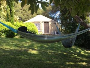 Aed väljaspool majutusasutust Ngahere Hou Glamping