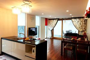 a living room with a kitchen and a dining room at Solnanggu Pension in Gapyeong