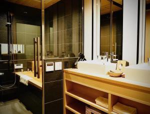 a bathroom with two sinks and a shower at Ishibekoji Muan in Kyoto