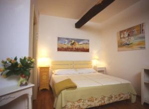 Postel nebo postele na pokoji v ubytování Agriturismo La Vecchia Dolceacqua