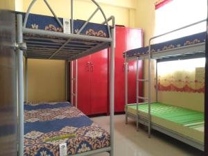 Postel nebo postele na pokoji v ubytování Eurich Ladies Dormitory