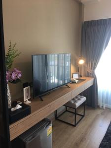 Tree​ for​ rest​ poshtel的电视和/或娱乐中心
