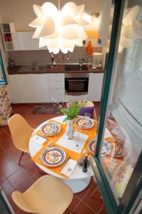 een keuken met een tafel met borden erop bij Casa Nobile in Tovo San Giacomo