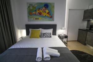 Ένα ή περισσότερα κρεβάτια σε δωμάτιο στο ZH Luxury Suites