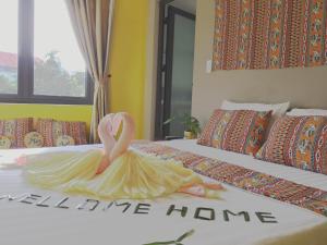 una decoración de cisne en una cama con las palabras todo el tiempo en casa en Longan Homestay, en Hoi An