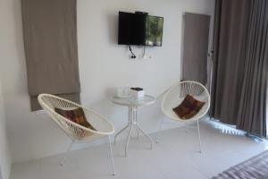 TV a/nebo společenská místnost v ubytování Koh Chang Havana Pool Villa