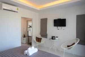 TV a/nebo společenská místnost v ubytování Koh Chang Havana Pool Villa