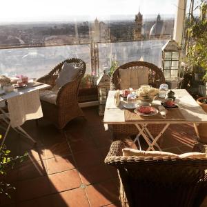Balkón nebo terasa v ubytování Casa tipica siciliana patronale home BedandBreakfast TreMetriSoprailCielo Camere con vista, colazione interna in terrazzo panoramico
