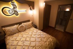 A bed or beds in a room at Hotel Evsen