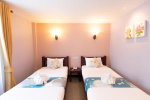 阿蘭亞普拉特的住宿－拉維拉精品酒店，小房间设有两张床和毛巾
