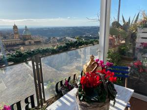 Balkón nebo terasa v ubytování Casa tipica siciliana patronale home BedandBreakfast TreMetriSoprailCielo Camere con vista, colazione interna in terrazzo panoramico