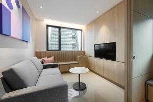 TV a/nebo společenská místnost v ubytování Komune Living