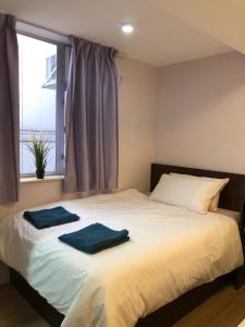 香港的住宿－New hoover hostel，一间卧室配有一张床,上面有两条毛巾