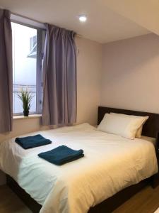Rúm í herbergi á New hoover hostel
