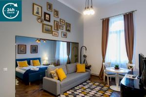 sala de estar con sofá y mesa en Cluj Aparthotel, en Cluj-Napoca