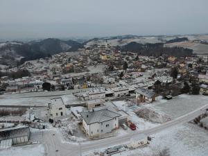 Vue aérienne d'une ville dans la neige dans l'établissement Wohnen mit Panoramablick, à Gramastetten