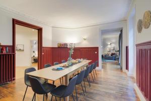 - une salle à manger avec une table et des chaises dans l'établissement Sweet Inn - Boetie V, à Paris