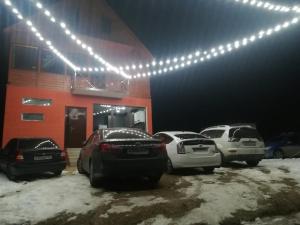 un gruppo di auto parcheggiate in un parcheggio di notte di family hotel Mtamta a Gudauri