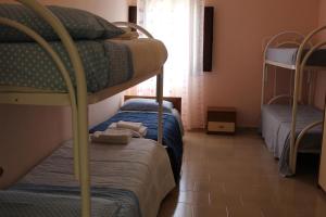 ガリポリにあるAgriturismo Tenuta La Siestaの二段ベッド2台と窓が備わる客室です。
