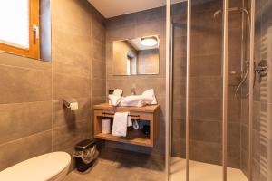 een badkamer met een douche, een toilet en een wastafel bij A CASA Aquamarin in Sölden +38 foto's