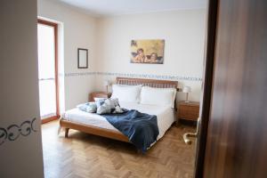 Schlafzimmer mit einem Bett und einem Fenster in der Unterkunft IseoLakeRental - Casa Anita in Riva di Solto