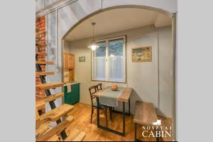 Noszvaj Cabin في نوسفاج: مطبخ وغرفة طعام مع طاولة وكراسي