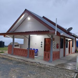 ein kleines Haus mit einem Dach in der Unterkunft Dongorit Cabin House no.2 in Kampong Kundassan