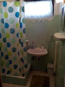 Ένα μπάνιο στο Sára Apartman Parádfürdő +18 φωτογραφίες