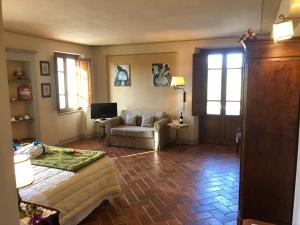 Televízia a/alebo spoločenská miestnosť v ubytovaní La Cantina Relais - Fattoria Il Cipresso