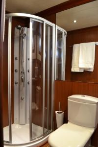 een badkamer met een douche en een wit toilet bij DVI MARIJE in Palermo