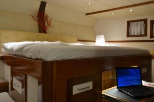 DVI MARIJE في باليرمو: غرفة نوم مع سرير وجهاز كمبيوتر محمول على مكتب