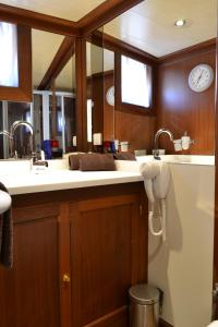 een badkamer met een wastafel en een spiegel bij DVI MARIJE in Palermo