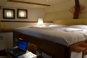 een slaapkamer met een bed en een laptop op een tafel bij DVI MARIJE in Palermo