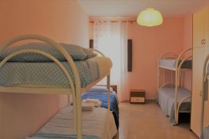 ガリポリにあるAgriturismo Tenuta La Siestaの窓付きの部屋の二段ベッド2台を利用する部屋1室です。